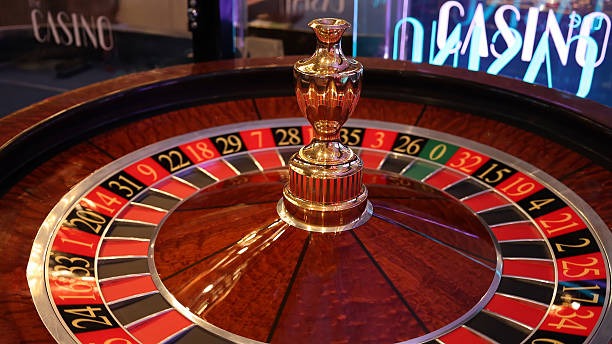 duatoto slot mobile app showing live Qiu Qiu table with dealer stream and betting controls